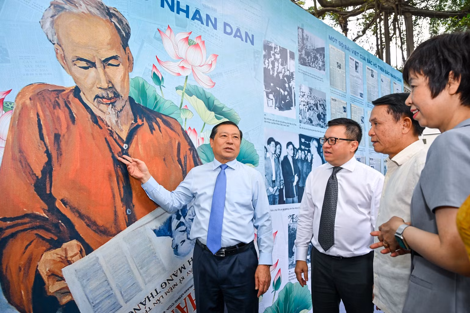 Báo Nhân Dân khai mạc triển lãm và ra mắt ấn phẩm đặc biệt kỷ niệm 135 năm Ngày sinh Chủ tịch Hồ Chí Minh ảnh 2