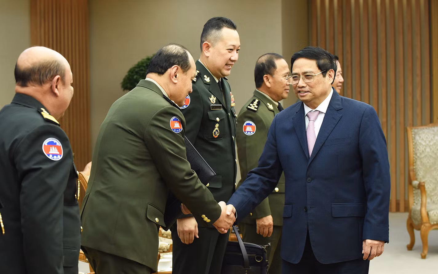Thủ tướng Phạm Minh Chính với các thành viên trong đoàn tháp tùng Đại tướng Tea Banh.