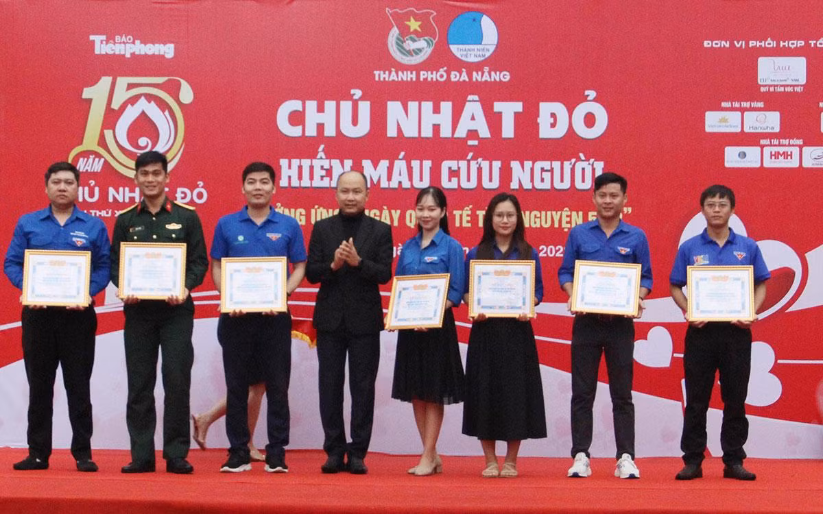 Khen thưởng các đơn vị có đóng góp xuất sắc trong phong trào hiến máu.