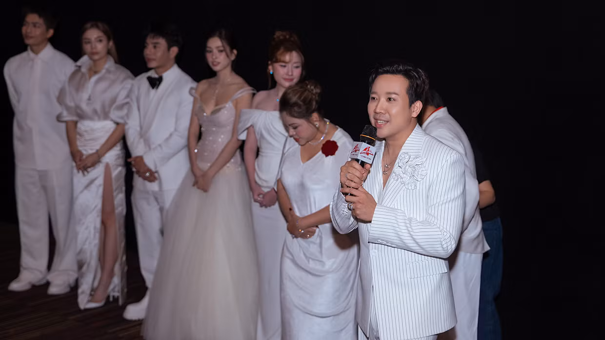 Đạo diễn Trấn Thành và các thành viên đoàn làm phim giao lưu cùng khán giả tại buổi ra mắt phim.