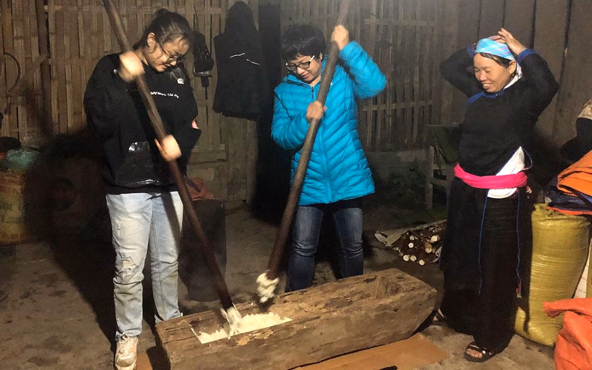 Chị Thái Huyền Nga trải nghiệm dịch vụ giã bánh dày của người Tày tại Forrest Homestay.