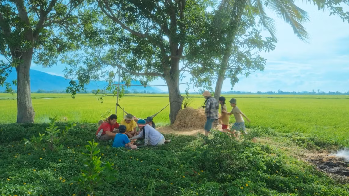Phim tái hiện nhiều trò nghịch ngợm của trẻ em nông thôn cuối thế kỷ 20. Phim tái hiện nhiều trò nghịch ngợm của trẻ em nông thôn cuối thế kỷ 20.