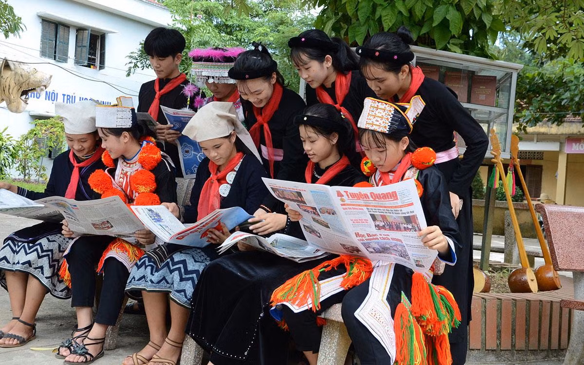 Giáo viên và học sinh Trường trung học phổ thông Na Hang đọc báo Tuyên Quang. (Ảnh: HUY HOÀNG) Giáo viên và học sinh Trường trung học phổ thông Na Hang đọc báo Tuyên Quang. (Ảnh: HUY HOÀNG)
