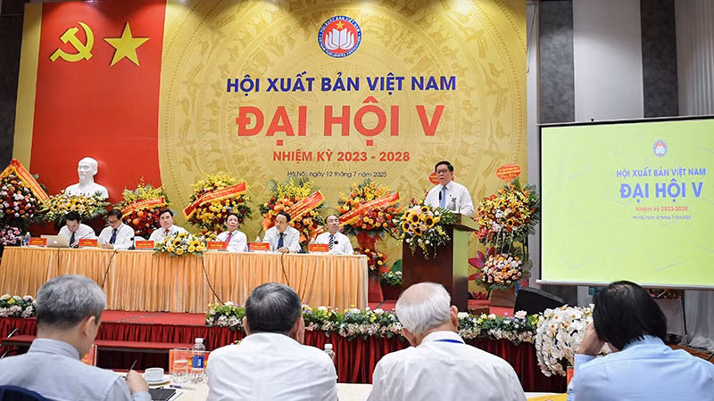 Đồng chí Nguyễn Trọng Nghĩa phát biểu tại Đại hội.