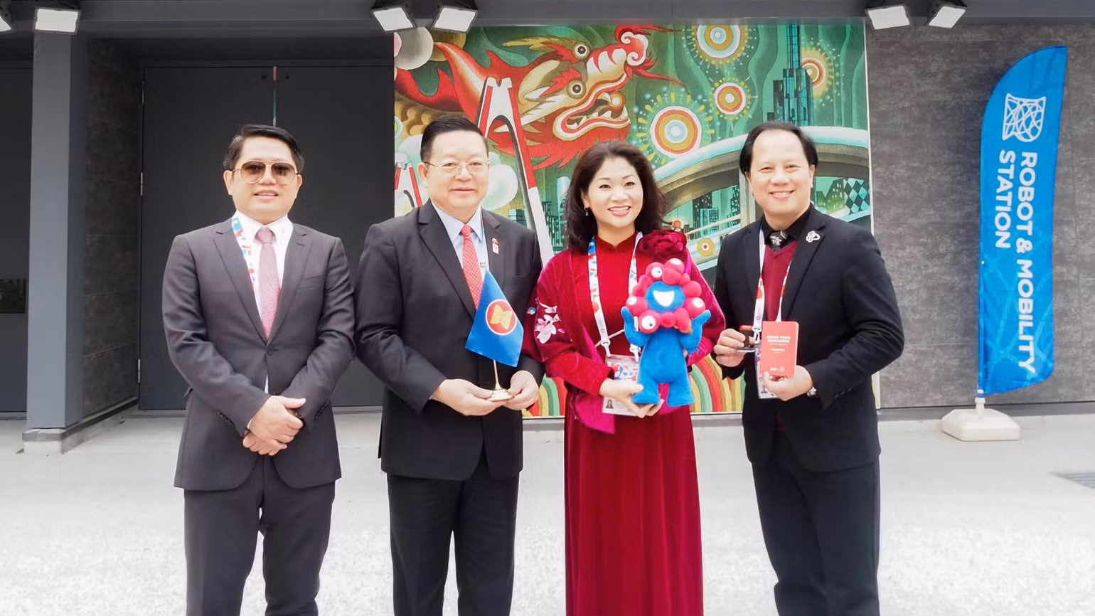 Tổng đại diện, Phó tổng đại diện Việt Nam, Tổng lãnh sự Việt Nam tại Osaka và Tổng Thư ký ASEAN chụp ảnh trước Nhà Triển lãm Việt Nam. Tổng đại diện, Phó tổng đại diện Việt Nam, Tổng lãnh sự Việt Nam tại Osaka và Tổng Thư ký ASEAN chụp ảnh trước Nhà Triển lãm Việt Nam.