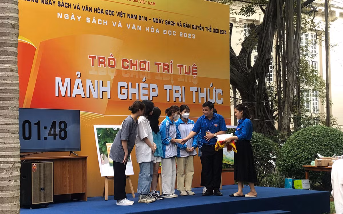 Sinh viên tham gia các hoạt động của Ngày Sách và Văn hóa đọc 2023 tại Thư viện Quốc gia. Sinh viên tham gia các hoạt động của Ngày Sách và Văn hóa đọc 2023 tại Thư viện Quốc gia.