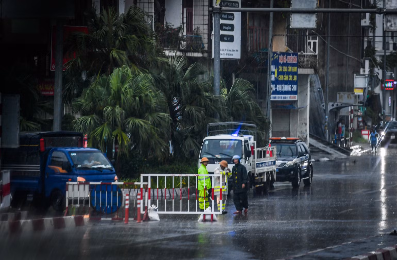 [Live] Bão số 3 di chuyển về phía Tây Bắc Bộ và suy yếu thành áp thấp nhiệt đới ảnh 50
