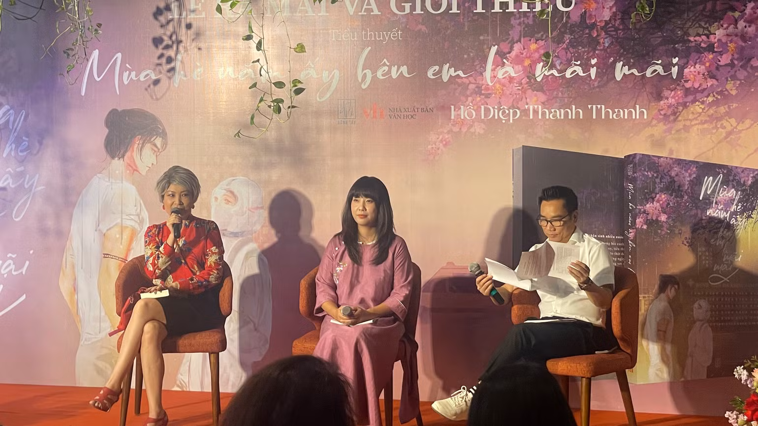 Nhà văn Di Li và nhà báo Ngô Bá Lục cùng tác giả Hồ Điệp Thanh Thanh tại lễ ra mắt sách. Nhà văn Di Li và nhà báo Ngô Bá Lục cùng tác giả Hồ Điệp Thanh Thanh tại lễ ra mắt sách.