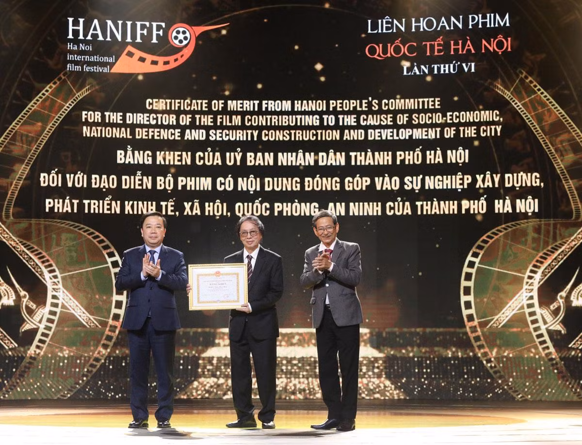 Đạo diễn, NSND Đặng Nhật Minh nhận giải thưởng của Ủy ban nhân dân Thành phố Hà Nội.