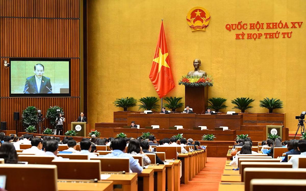 Theo đó, các đại biểu Quốc hội đã biểu quyết thông qua 2 luật là: Luật sửa đổi, bổ sung một số điều của Luật Tần số vô tuyến điện; Luật Thực hiện dân chủ ở cơ sở và 3 nghị quyết: Nghị quyết về Kế hoạch phát triển kinh tế-xã hội năm 2023; Nghị quyết về dự toán ngân sách nhà nước năm 2023; Nghị quyết về phân bổ ngân sách trung ương năm 2023. Theo đó, các đại biểu Quốc hội đã biểu quyết thông qua 2 luật là: Luật sửa đổi, bổ sung một số điều của Luật Tần số vô tuyến điện; Luật Thực hiện dân chủ ở cơ sở và 3 nghị quyết: Nghị quyết về Kế hoạch phát triển kinh tế-xã hội năm 2023; Nghị quyết về dự toán ngân sách nhà nước năm 2023; Nghị quyết về phân bổ ngân sách trung ương năm 2023.