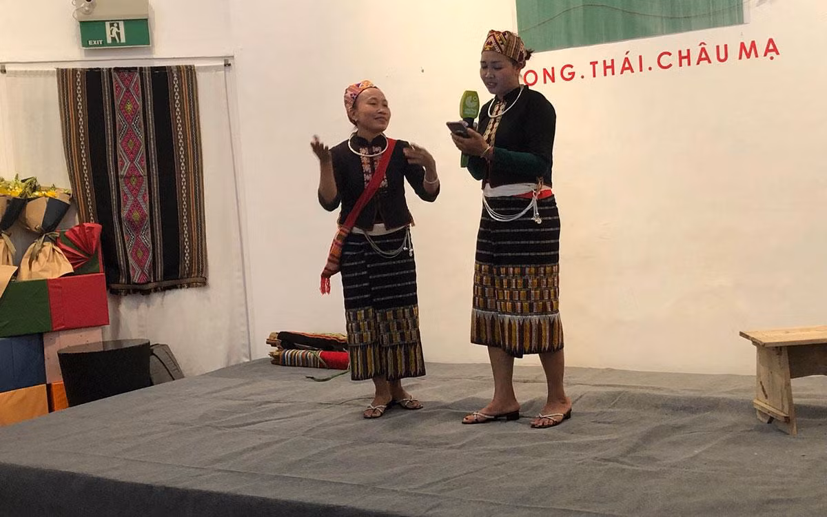 Hai nghệ nhân Thái Thanh trình diễn 1 tiết mục văn nghệ. Hai nghệ nhân Thái Thanh trình diễn 1 tiết mục văn nghệ.