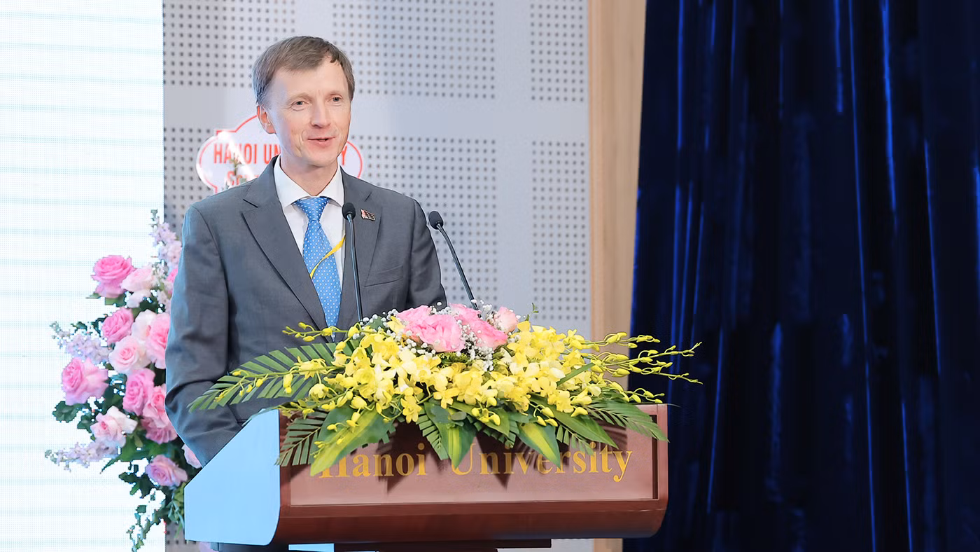 Tham tán Công sứ Đại sứ quán Cộng hòa Belarus tại Việt Nam Sloma Oleg Stanislavovich phát biểu tại lễ khai mạc.