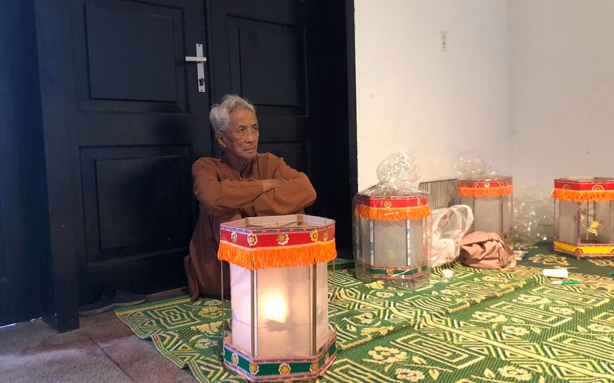 Nghệ nhân Nguyễn Văn Quyền bên một chiếc đèn đã hoàn thành.
