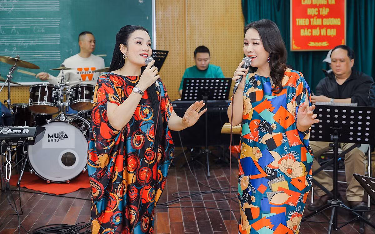 Tân Nhàn và Thu Hà trong buổi tập trước thềm "Con đường âm nhạc". Tân Nhàn và Thu Hà trong buổi tập trước thềm "Con đường âm nhạc".