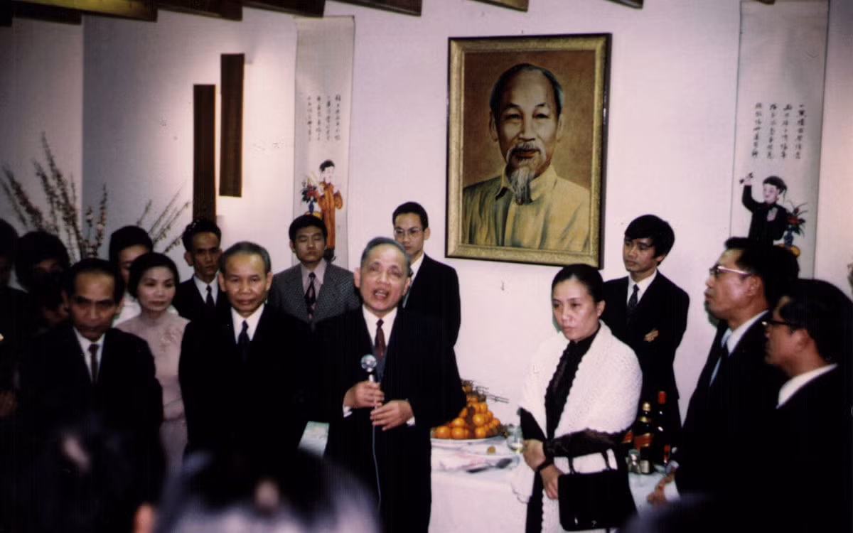 Lãnh đạo và các thành viên của hai đoàn đám phán đến thăm Trụ sở của Hội người Việt Nam tại Pháp sau khi ký Hiệp định Paris và cảm ơn sự đóng góp quý báu của kiều bào. (Ảnh: Lê Xuân Tấn)