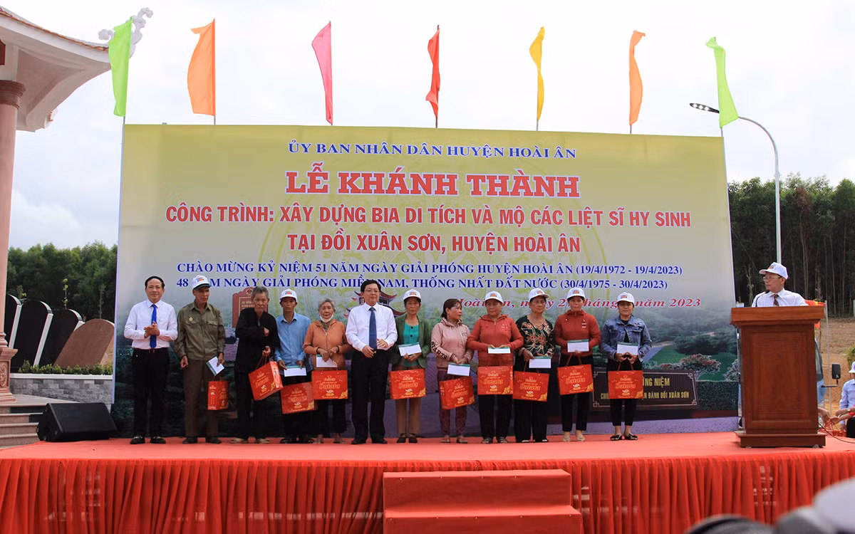 Các đồng chí lãnh đạo tặng quà cho gia đình chính sách, thân nhân Anh hùng liệt sĩ.