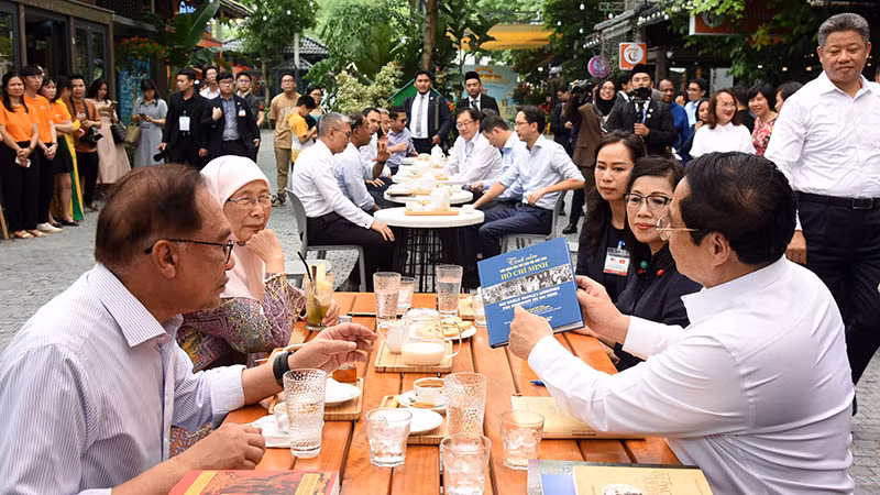 Nhân dịp này, Thủ tướng Phạm Minh Chính giới thiệu và tặng Thủ tướng Malaysia Anwar Ibrahim cuốn sách "Tình cảm của nhân dân thế giới với Chủ tịch Hồ Chí Minh", tác phẩm "Nhật ký trong tù" của Chủ tịch Hồ Chí Minh, cuốn sách "Một số vấn đề lý luận và thực tiễn về chủ nghĩa xã hội và con đường đi lên chủ nghĩa xã hội ở Việt Nam" của Tổng Bí thư Nguyễn Phú Trọng, và cuốn sách "Lãng du trong văn hóa Việt Nam" của nhà văn hóa Hữu Ngọc. Nhân dịp này, Thủ tướng Phạm Minh Chính giới thiệu và tặng Thủ tướng Malaysia Anwar Ibrahim cuốn sách "Tình cảm của nhân dân thế giới với Chủ tịch Hồ Chí Minh", tác phẩm "Nhật ký trong tù" của Chủ tịch Hồ Chí Minh, cuốn sách "Một số vấn đề lý luận và thực tiễn về chủ nghĩa xã hội và con đường đi lên chủ nghĩa xã hội ở Việt Nam" của Tổng Bí thư Nguyễn Phú Trọng, và cuốn sách "Lãng du trong văn hóa Việt Nam" của nhà văn hóa Hữu Ngọc.