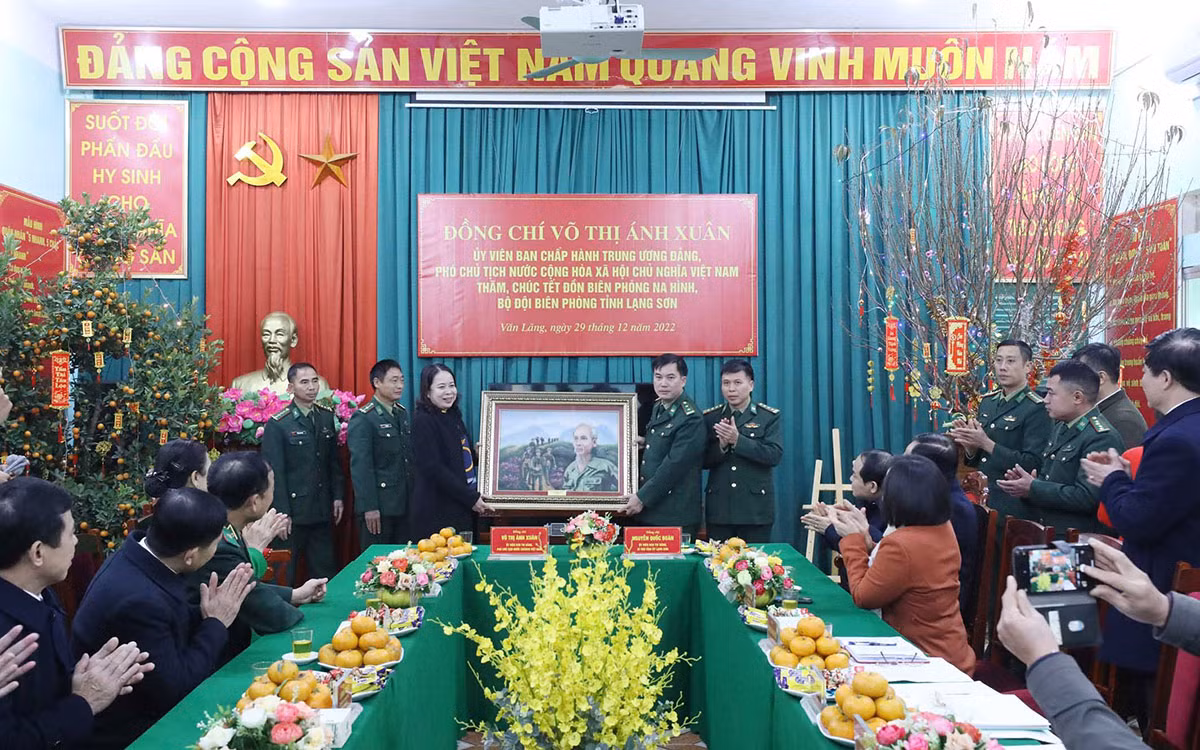 Phó Chủ tịch nước Võ Thị Ánh Xuân, tặng bức chân dung Bác Hồ với lực lượng vũ trang cho đồn biên phòng Na Hình, Văn Lãng (Lạng Sơn). Phó Chủ tịch nước Võ Thị Ánh Xuân, tặng bức chân dung Bác Hồ với lực lượng vũ trang cho đồn biên phòng Na Hình, Văn Lãng (Lạng Sơn).