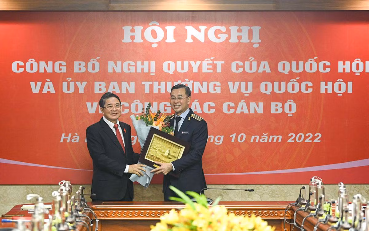 Phó Chủ tịch Quốc hội Nguyễn Đức Hải tặng hoa chúc mừng đồng chí Ngô Văn Tuấn.