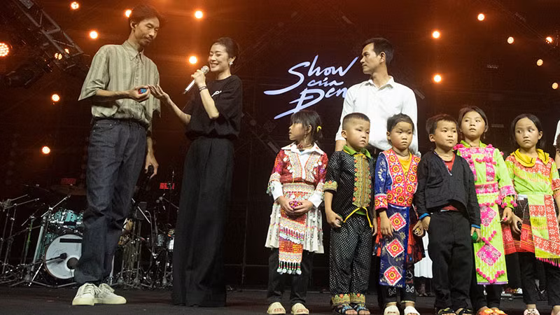 Những em bé Điện Biên xuống với show của Đen. Những em bé Điện Biên xuống với show của Đen.