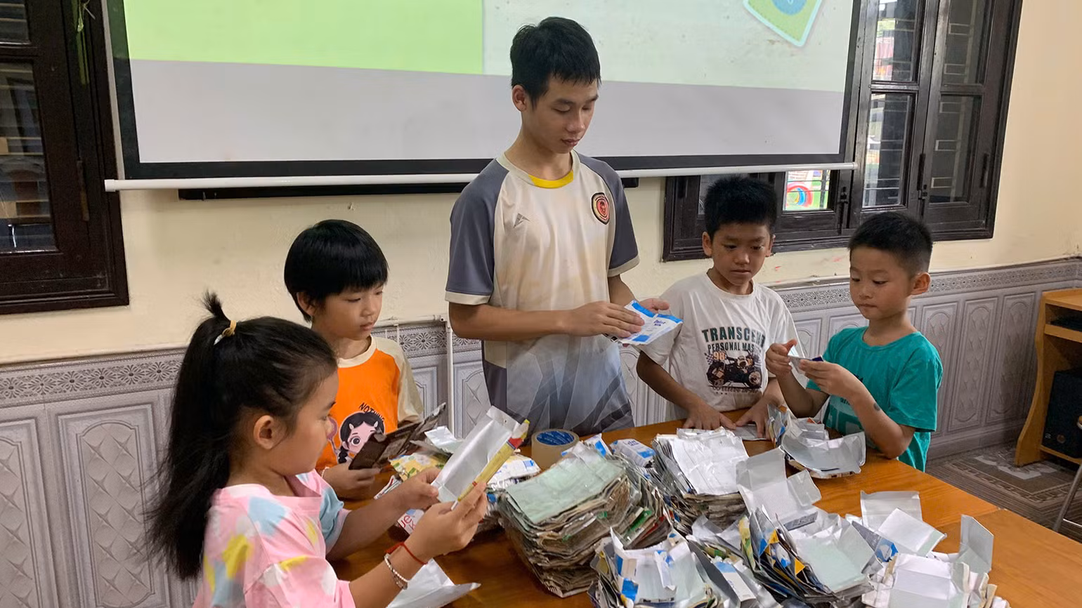 Gom vỏ hộp sữa để tái chế.