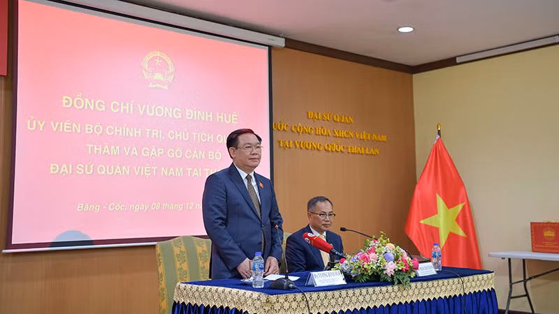 Chủ tịch Quốc hội Vương Đình Huệ thăm và nói chuyện với cán bộ, nhân viên Đại sứ quán Việt Nam tại Thái Lan.