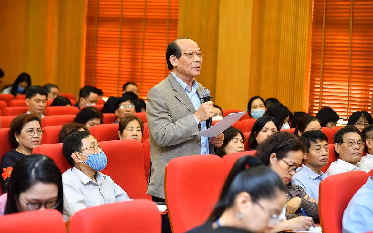 Cử tri Thành phố Hà Nội phát biểu kiến nghị các vấn đề với các đại biểu Quốc hội. Cử tri Thành phố Hà Nội phát biểu kiến nghị các vấn đề với các đại biểu Quốc hội.