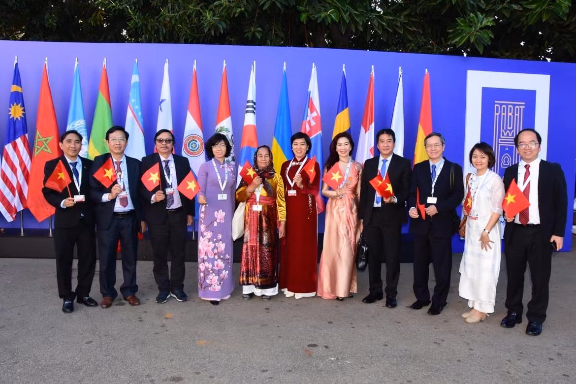 Đoàn Việt Nam tại kỳ họp UNESCO khi Nghệ thuật làm gốm Chăm được ghi danh di sản văn hóa phi vật thể cần bảo vệ khẩn cấp. (Ảnh: Phái đoàn Việt Nam bên cạnh UNESCO) Đoàn Việt Nam tại kỳ họp UNESCO khi Nghệ thuật làm gốm Chăm được ghi danh di sản văn hóa phi vật thể cần bảo vệ khẩn cấp. (Ảnh: Phái đoàn Việt Nam bên cạnh UNESCO)