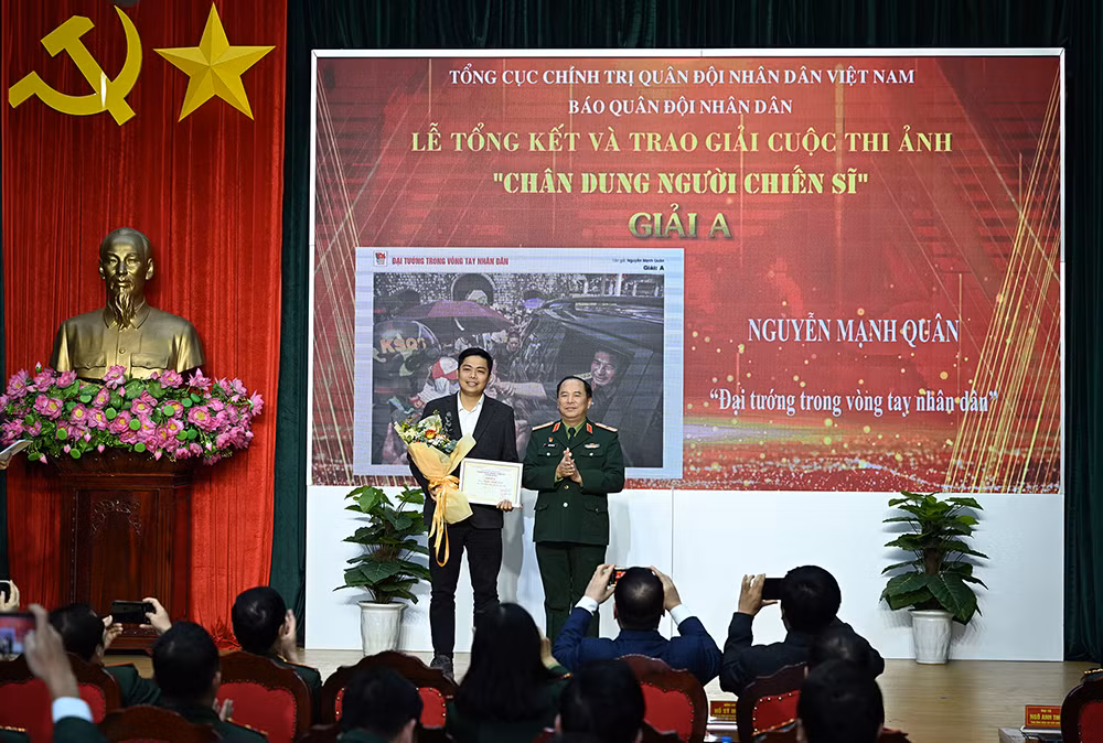 Nhà báo Nguyễn Mạnh Quân, phóng viên Báo Dân Trí giành giải A hạng mục ảnh đơn. Nhà báo Nguyễn Mạnh Quân, phóng viên Báo Dân Trí giành giải A hạng mục ảnh đơn.