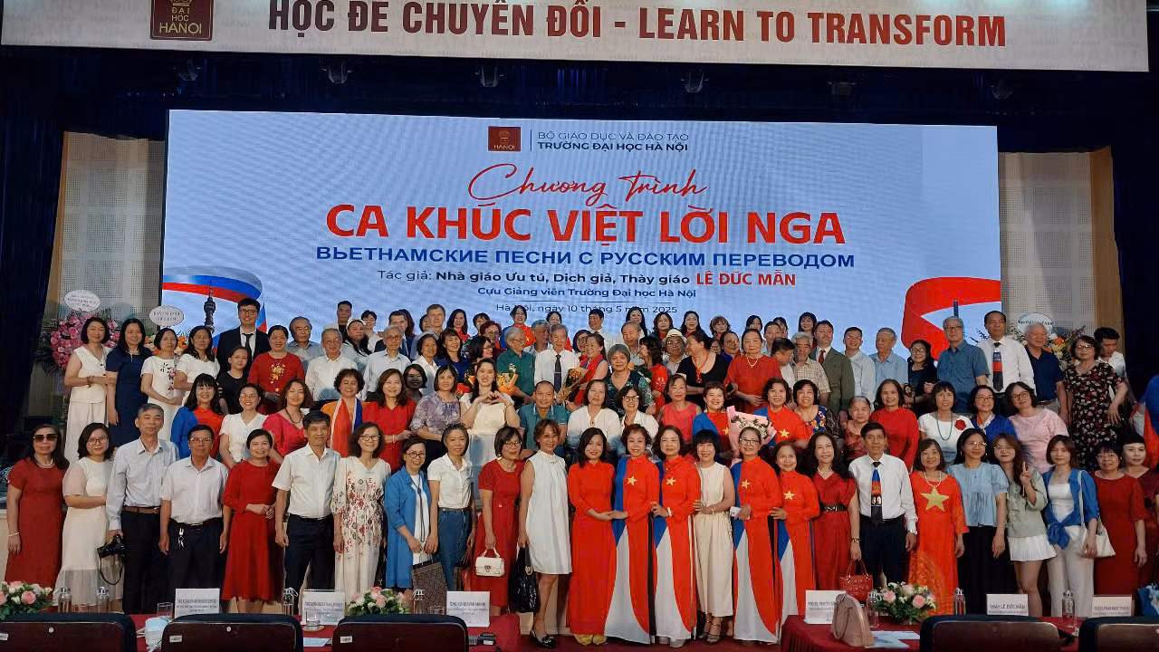 Dịch giả Lê Đức Mẫn và đông đảo đại biểu, khán giả tại buổi lễ. Dịch giả Lê Đức Mẫn và đông đảo đại biểu, khán giả tại buổi lễ.