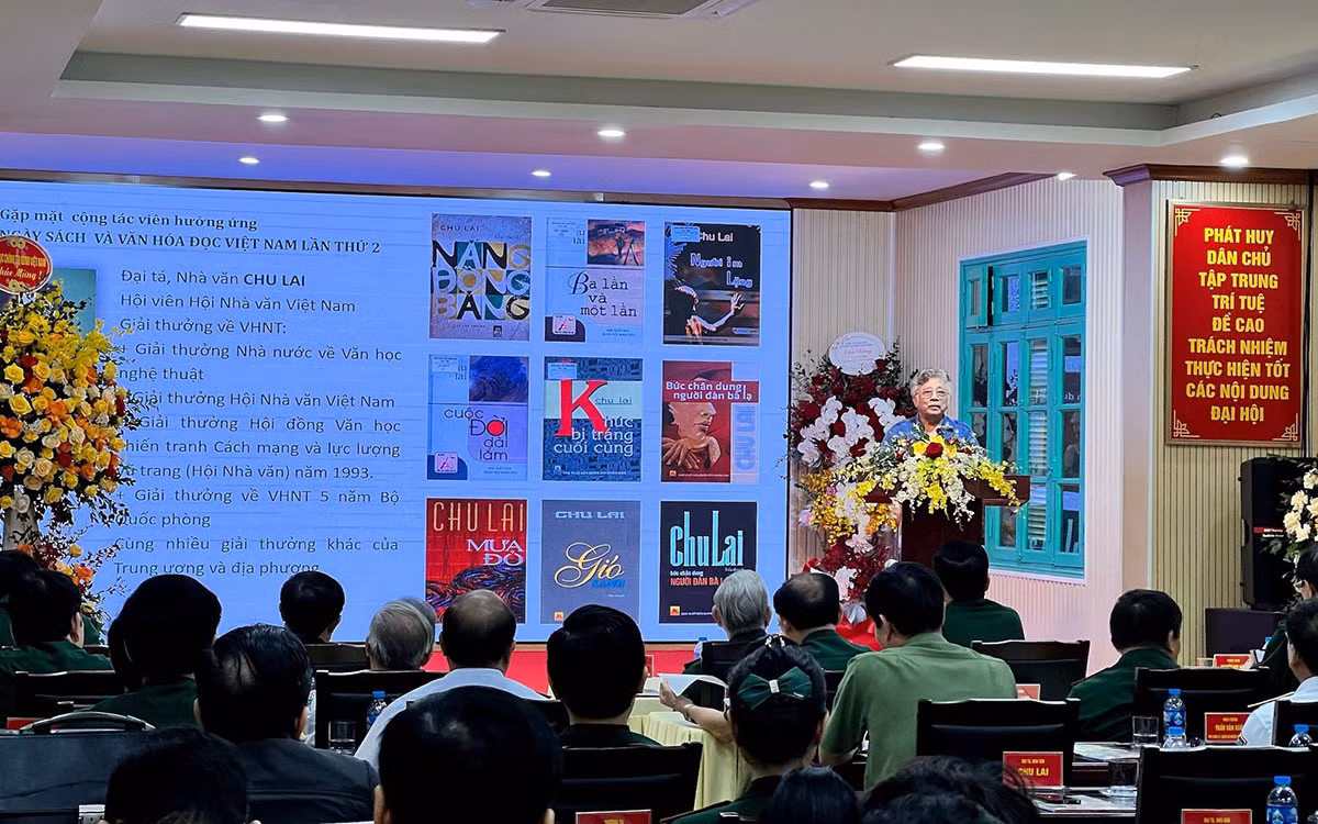 Đại tá, nhà văn Chu Lai phát biểu.