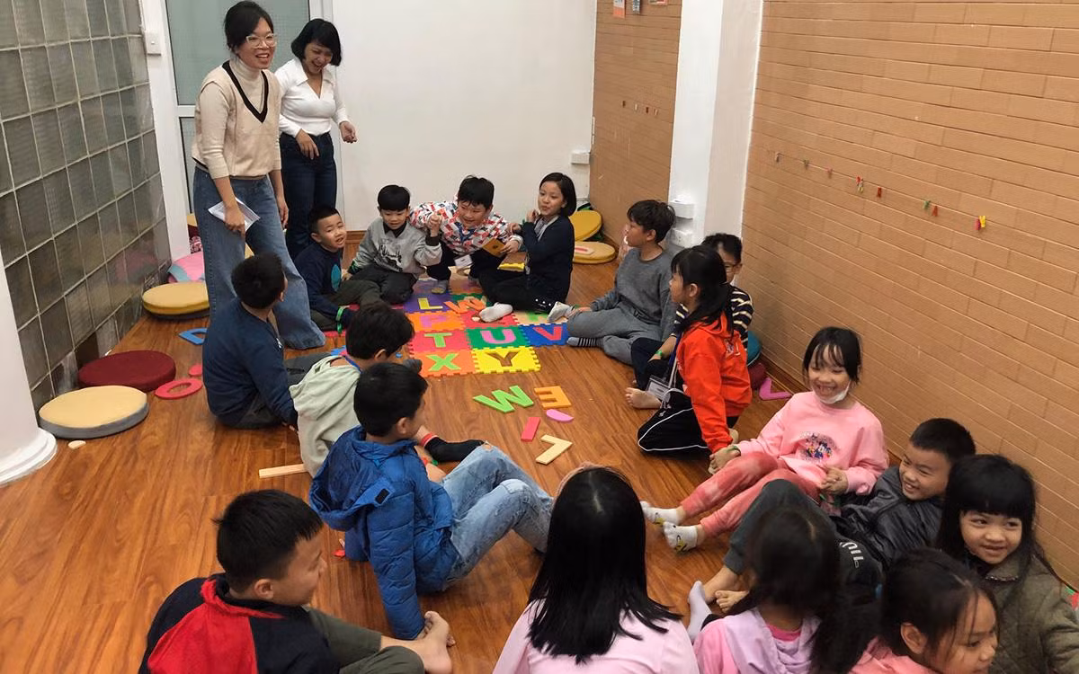 "Ngồi xệp xuống đây"... - Trò "Dung dăng dung dẻ". "Ngồi xệp xuống đây"... - Trò "Dung dăng dung dẻ".