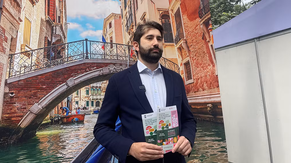 Ngài Phó Đại sứ Francesco Arcuri tại Hội chợ ẩm thực. Ngài Phó Đại sứ Francesco Arcuri tại Hội chợ ẩm thực.