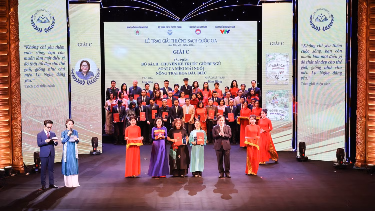 Nhà văn Gia Bảo cùng đại diện Nhà xuất bản Kim Đồng Nhà văn Gia Bảo cùng đại diện Nhà xuất bản Kim Đồng