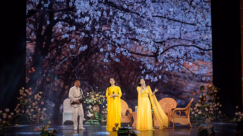 Tác giả Ruby Nguyen song ca cùng ca sĩ Lương Nguyệt Anh.