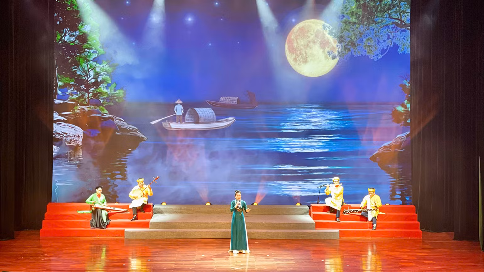 NSND Mai Thủy trình bày bài thơ "Nguyên tiêu" của Chủ tịch Hồ Chí Minh. NSND Mai Thủy trình bày bài thơ "Nguyên tiêu" của Chủ tịch Hồ Chí Minh.