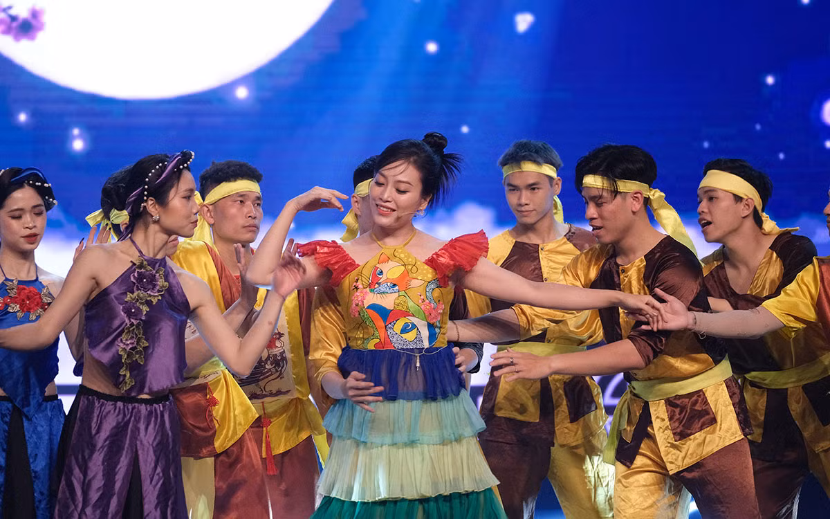 Ca sĩ Huyền Trang Sao Mai trong chương trình. Ca sĩ Huyền Trang Sao Mai trong chương trình.