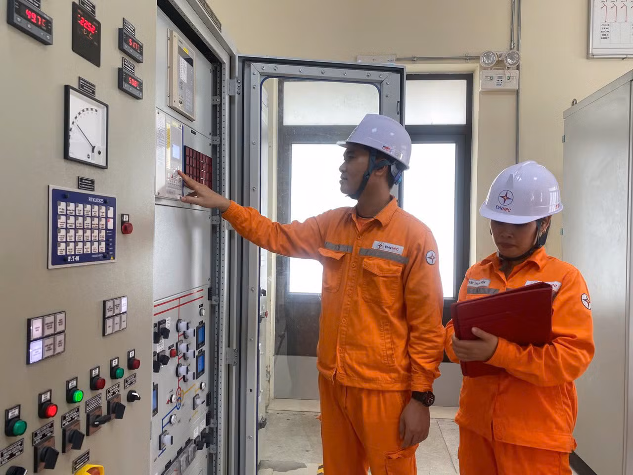 Nhân viên trạm 110kV Công ty Điện lực Hưng Yên kiểm tra tủ điều khiển từ xa trong phòng điều khiển trung tâm.