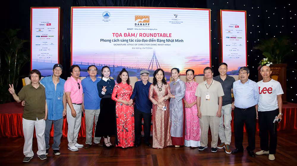 Đạo diễn, NSND Đặng Nhật Minh và các nghệ sĩ, nhà làm phim, nhà quản lý điện ảnh... Đạo diễn, NSND Đặng Nhật Minh và các nghệ sĩ, nhà làm phim, nhà quản lý điện ảnh...