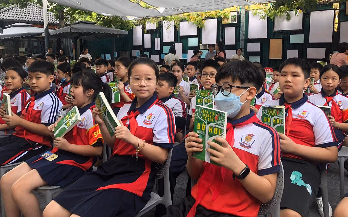 Các bạn học sinh dự chương trình đều được tặng sách. Các bạn học sinh dự chương trình đều được tặng sách.