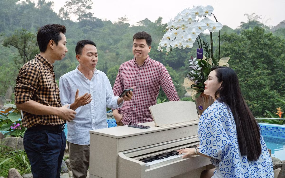 Ca sĩ Lương Nguyệt Anh cùng các ca sĩ chuẩn bị cho liveshow. Ca sĩ Lương Nguyệt Anh cùng các ca sĩ chuẩn bị cho liveshow.