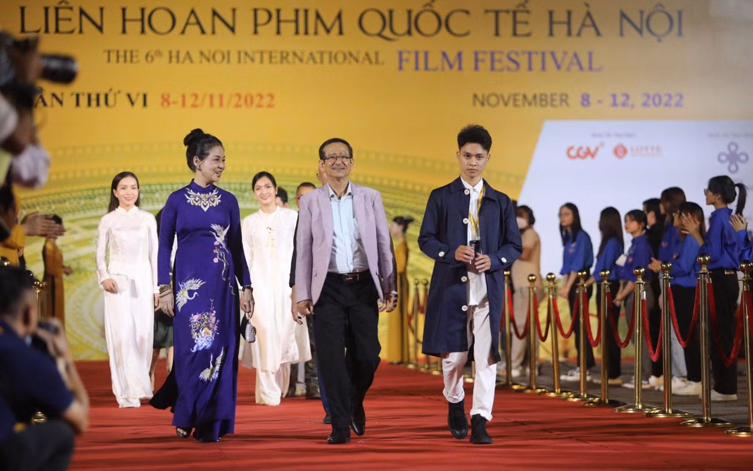 Đức Minsu và các diễn viên gạo cội Hoàng Huy, Minh Phương trong Lễ khai mạc Liên hoan phim. Đức Minsu và các diễn viên gạo cội Hoàng Huy, Minh Phương trong Lễ khai mạc Liên hoan phim.
