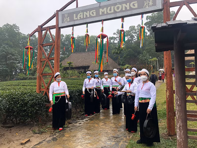 Đánh chiêng đón khách tại làng Mường. Đánh chiêng đón khách tại làng Mường.