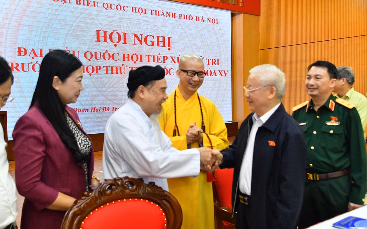 Tổng Bí thư Nguyễn Phú Trọng với đại biểu và cử tri. Tổng Bí thư Nguyễn Phú Trọng với đại biểu và cử tri.