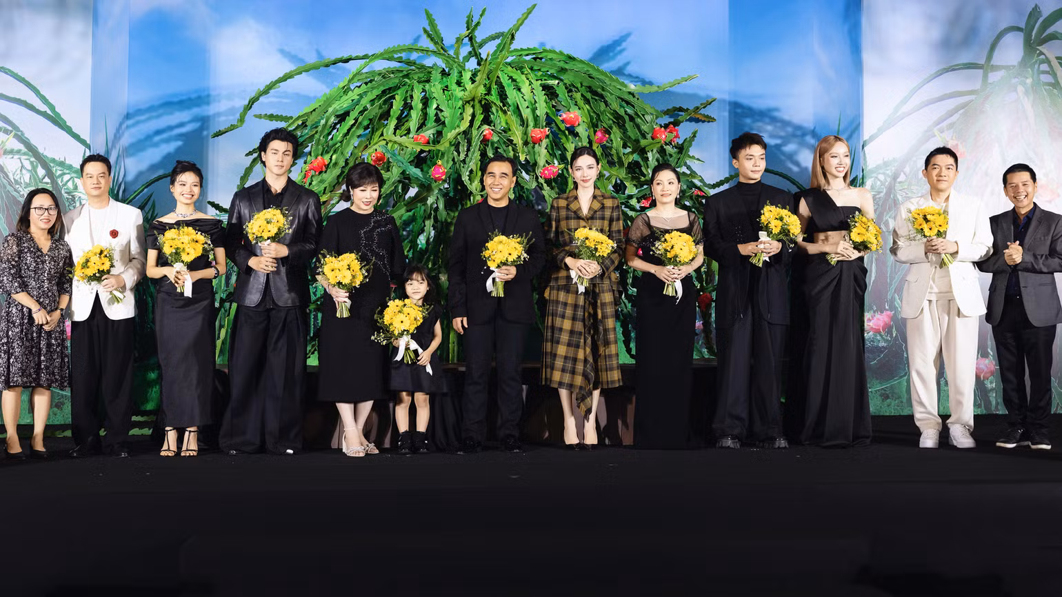 Đoàn làm phim xuất hiện cùng background là cây thanh long. Đoàn làm phim xuất hiện cùng background là cây thanh long.