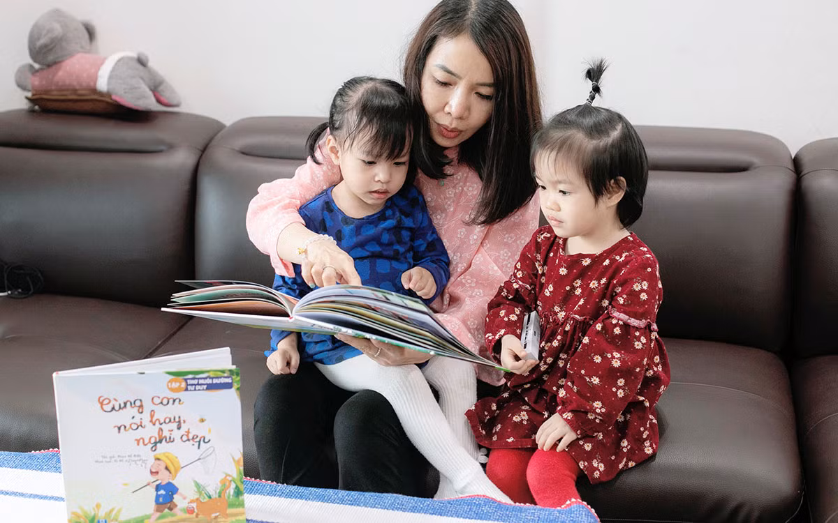 Tác giả Phan Hồ Điệp đọc sách cho các bé. Tác giả Phan Hồ Điệp đọc sách cho các bé.