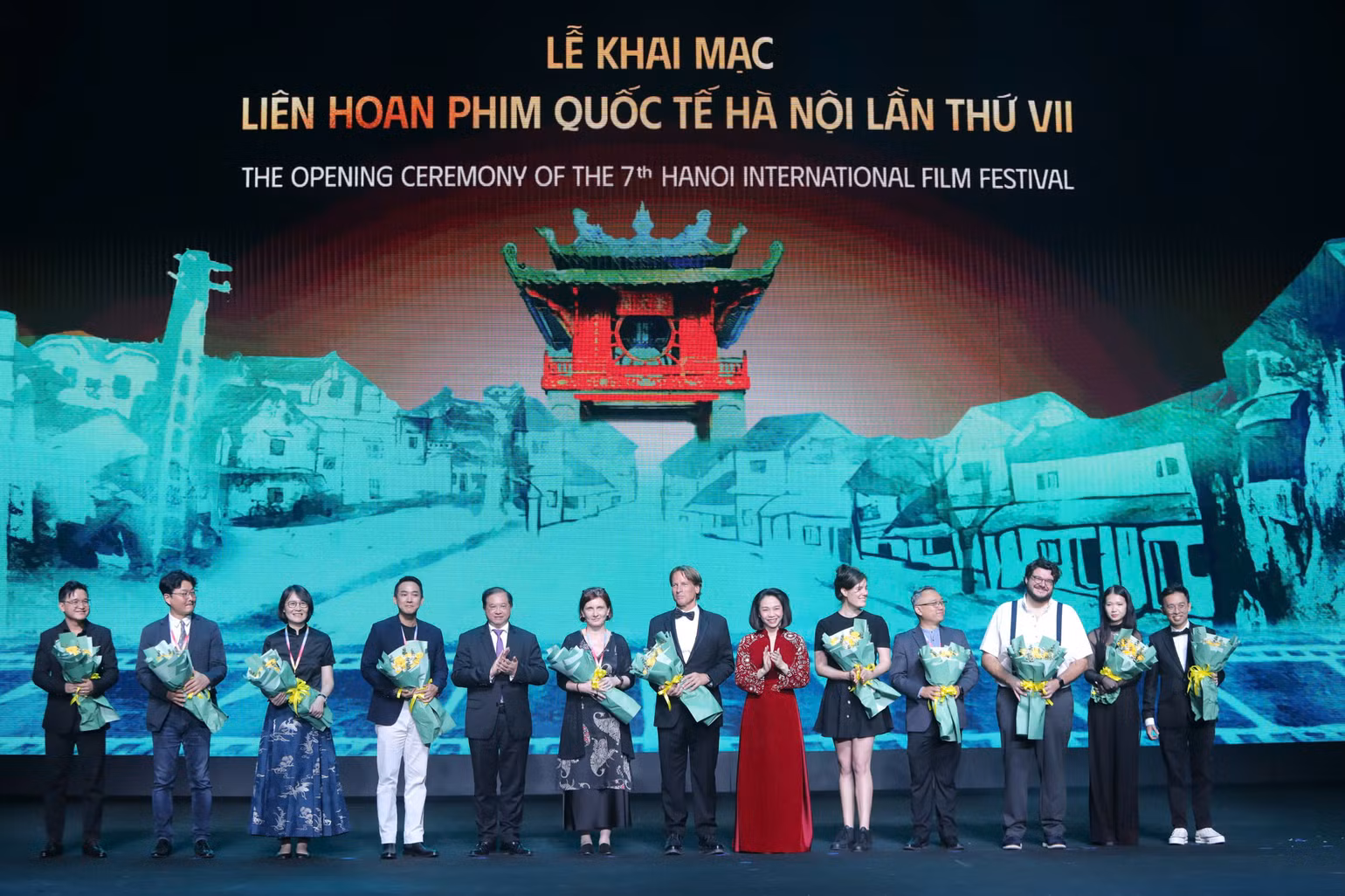 Ban tổ chức Liên hoan phim tặng hoa cho các thành viên Ban giám khảo. Ban tổ chức Liên hoan phim tặng hoa cho các thành viên Ban giám khảo.