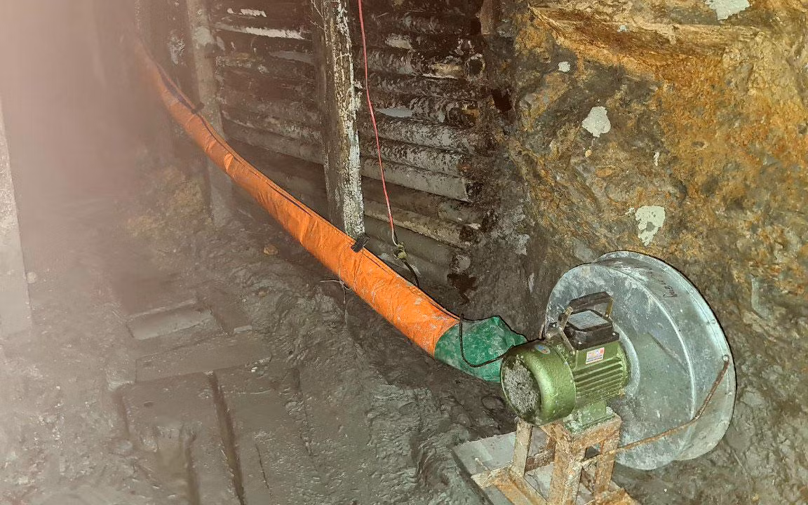 Máy tạo khí được lắp đặt thổi không khí vào sâu phía trong hầm để các đối tượng khai thác vàng.