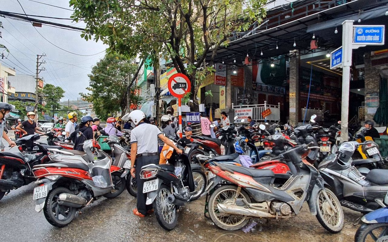 Tiệm sửa xe đông người chờ đến lượt. Tiệm sửa xe đông người chờ đến lượt.