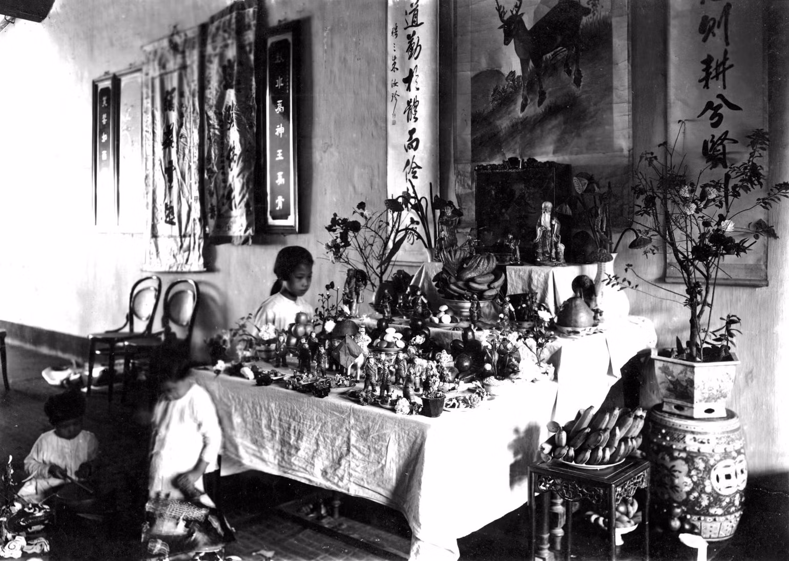 Mâm ngũ quả của một gia đình khá giả ở Hà Nội đầu thế kỷ 20. (Ảnh trong bộ sưu tập của nhà sử học Dương Trung Quốc) Mâm ngũ quả của một gia đình khá giả ở Hà Nội đầu thế kỷ 20. (Ảnh trong bộ sưu tập của nhà sử học Dương Trung Quốc)